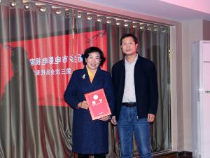 原影視家協(xié)會副主席、視界影視負(fù)責(zé)人劉獻(xiàn)革接受新任市影視家協(xié)會主席的聘書